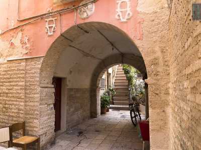 Svoltiamo ora nella vicina strada Tancredi, dove in una rientranza troviamo nella corte omonima l�arco Tre Cantaie, riverniciato in un bel colore rosa e decorato da simboli apotropaici bianchi